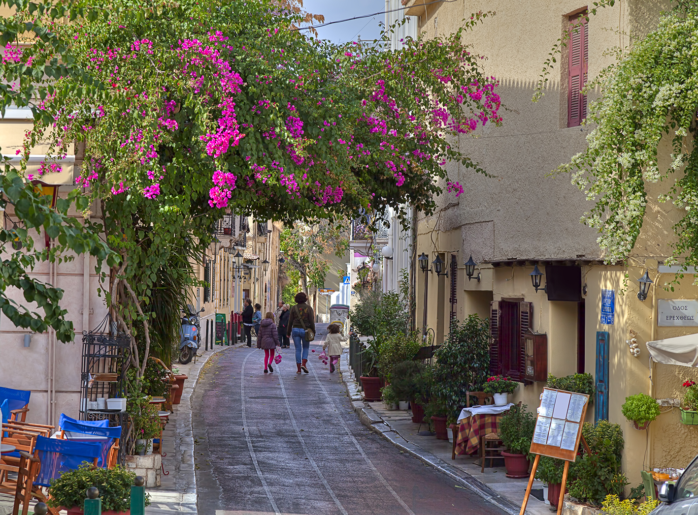 živopisna četvrt Atene s mnoštvom kafića i taverna, putovanja zrakoplovom, Mondo travel